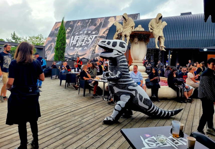 Les festivaliers au carré VIP sont parfois étranges - Hellfest 2023 © Zack Seminet