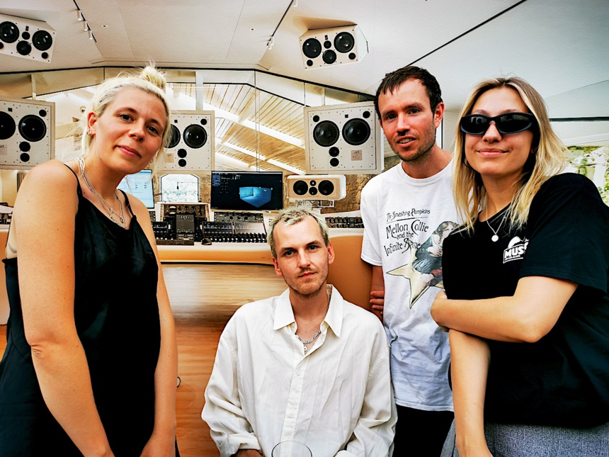 Coach Party © Move-On Magazine Coach Party © Move-On Magazine