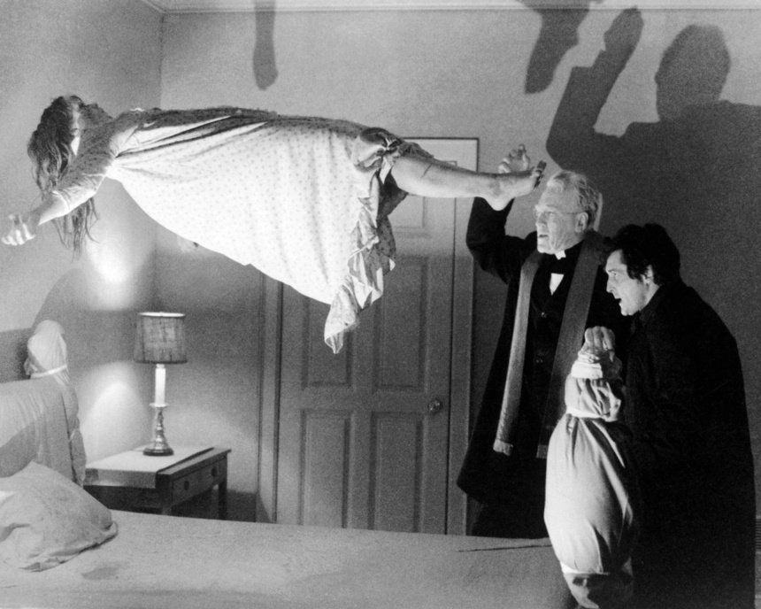 Linda Blair : Regan MacNeil, Max von Sydow : Père Merrin, et Jason Miller : Père Karras dans The Exorcist, par William Friedkin, 1973. Silver Screen Collection/Getty Images