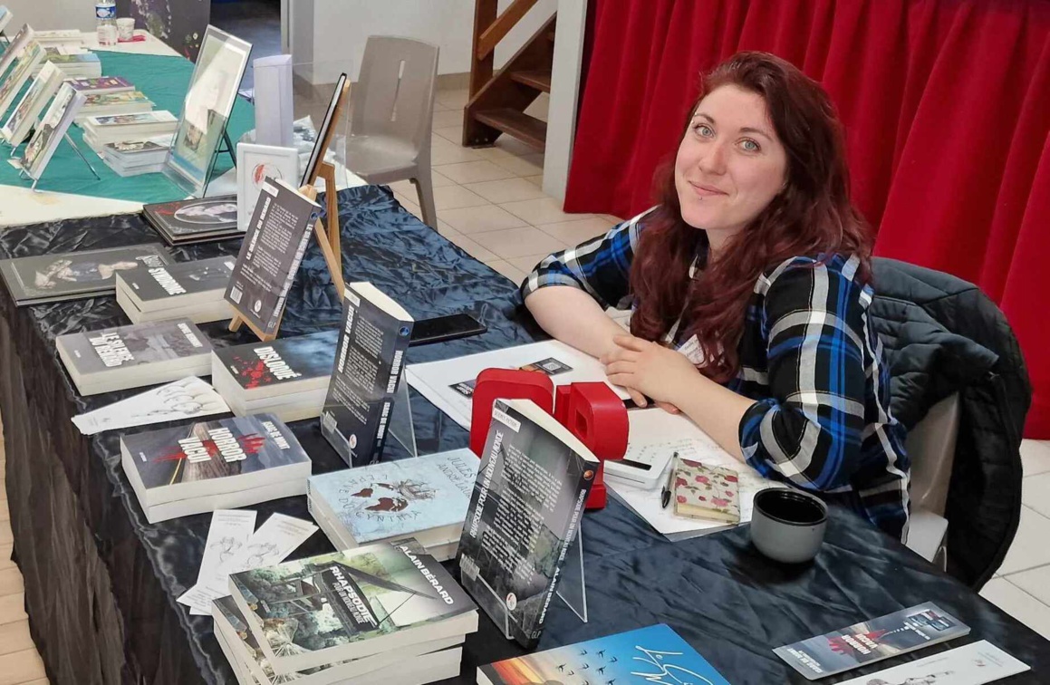 Gaëlle Le Port, l'éditrice en salon pose avec ses livres