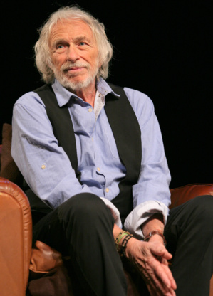 Pierre Richard, seul sur scène, partage des anecdotes touchantes et drôles Pierre Richard, seul sur scène, partage des anecdotes touchantes et drôles