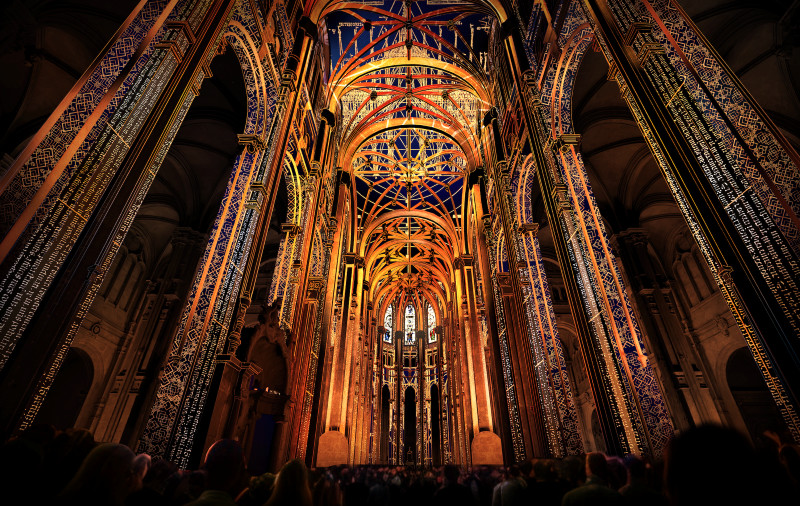 Pour ses 800 ans, une expérience de son et lumière s’invite à l’église Saint-Eustache à Paris.