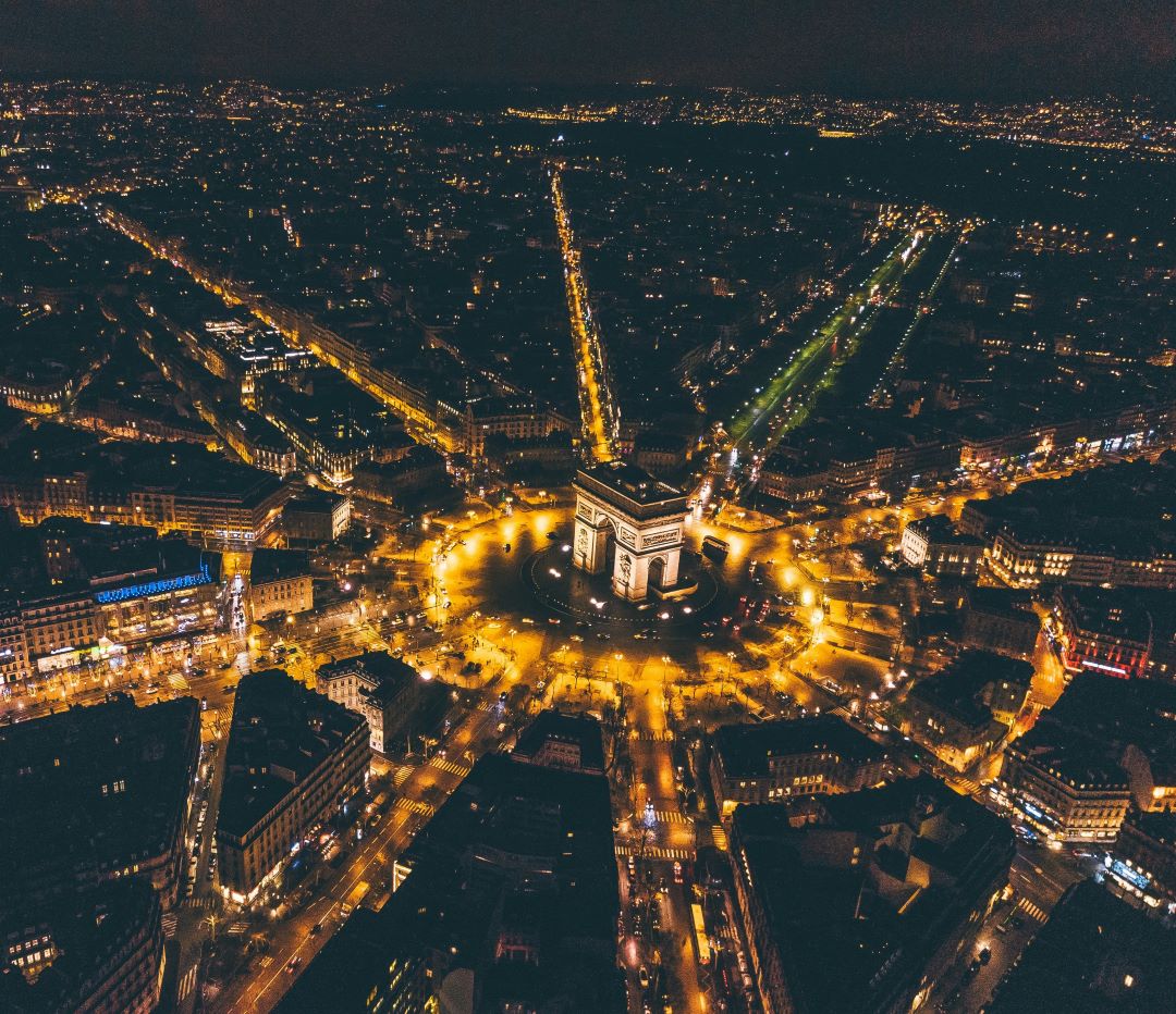 La Vie Nocturne à Paris : La place Charles de Gaulle de nuit