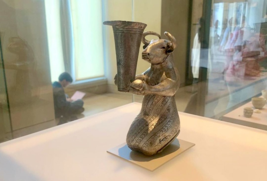 The Met au musée du Louvre, taureau sauvage agenouillé tenant un vase à bec© Emma Pauchont