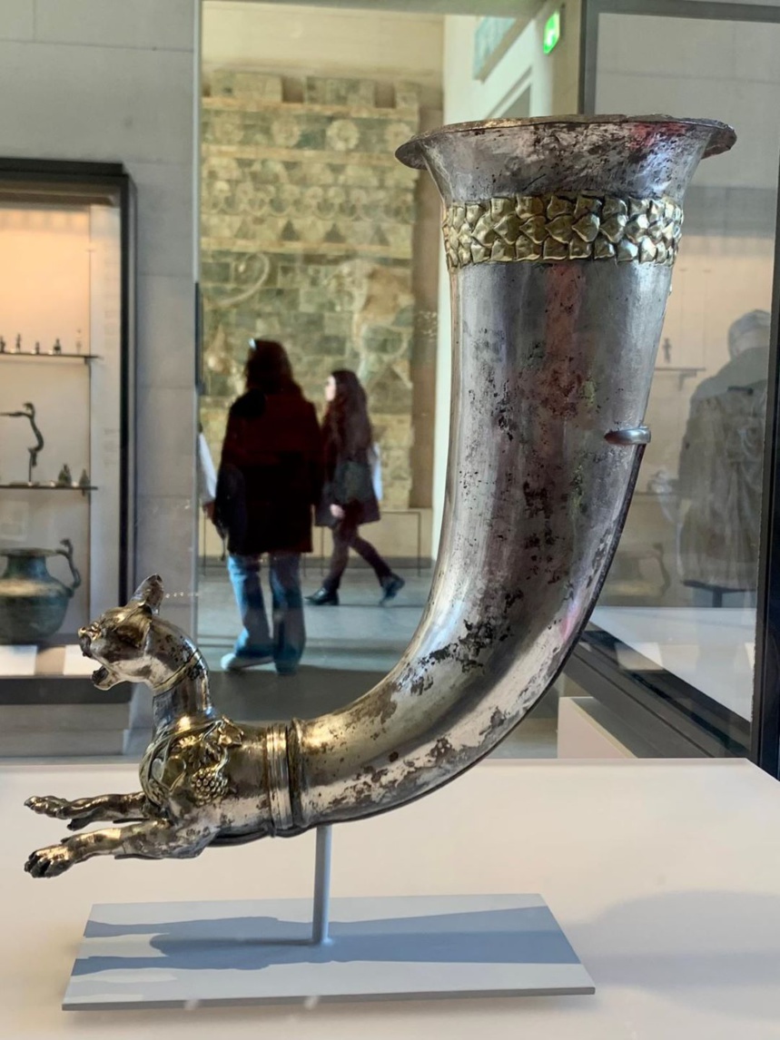 The Met au musée du Louvre, Rhyton à protomé de caracal © Emma Pauchont