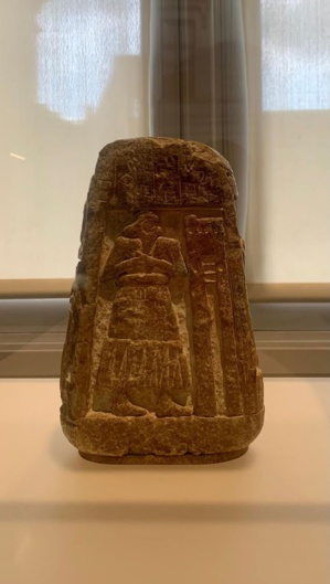 Le Met au musée du Louvre, stèle © Emma Pauchont Le Met au musée du Louvre, stèle © Emma Pauchont