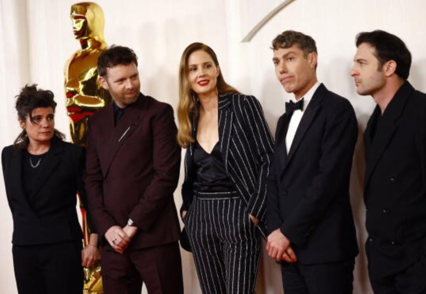L'équipe d'Anatomie d'une chute dont sa réalisatrice Justine Triet à la 96ème cérémonie des Oscars © sarah Meyssonnier L'équipe d'Anatomie d'une chute dont sa réalisatrice Justine Triet à la 96ème cérémonie des Oscars © sarah Meyssonnier