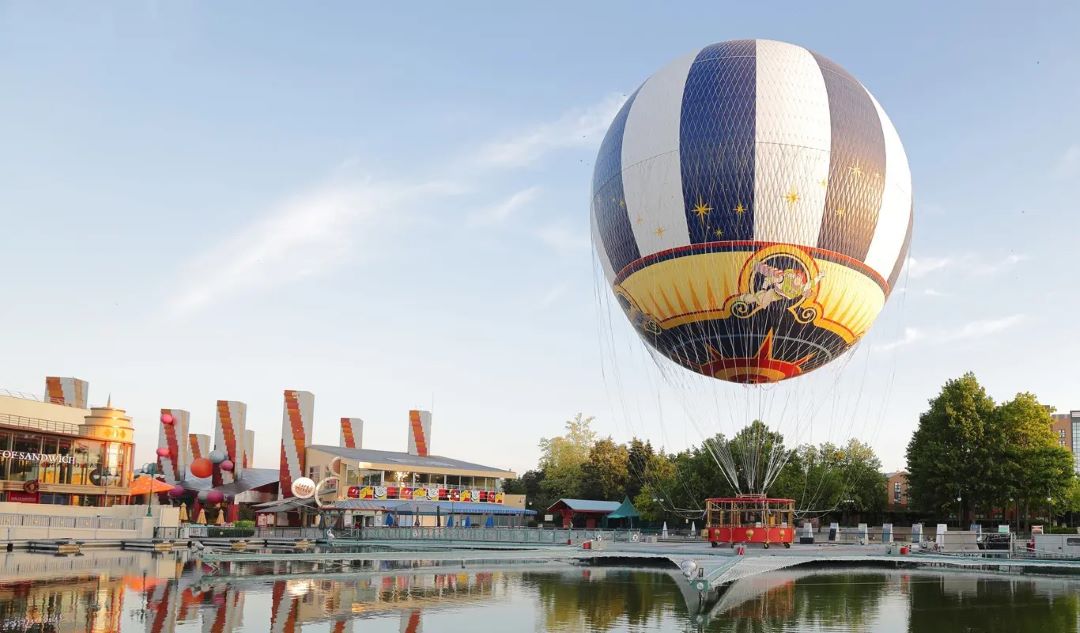 Le Disney Village est le lieu incontournable avec des boutiques et des restaurants  © Disneyland Paris