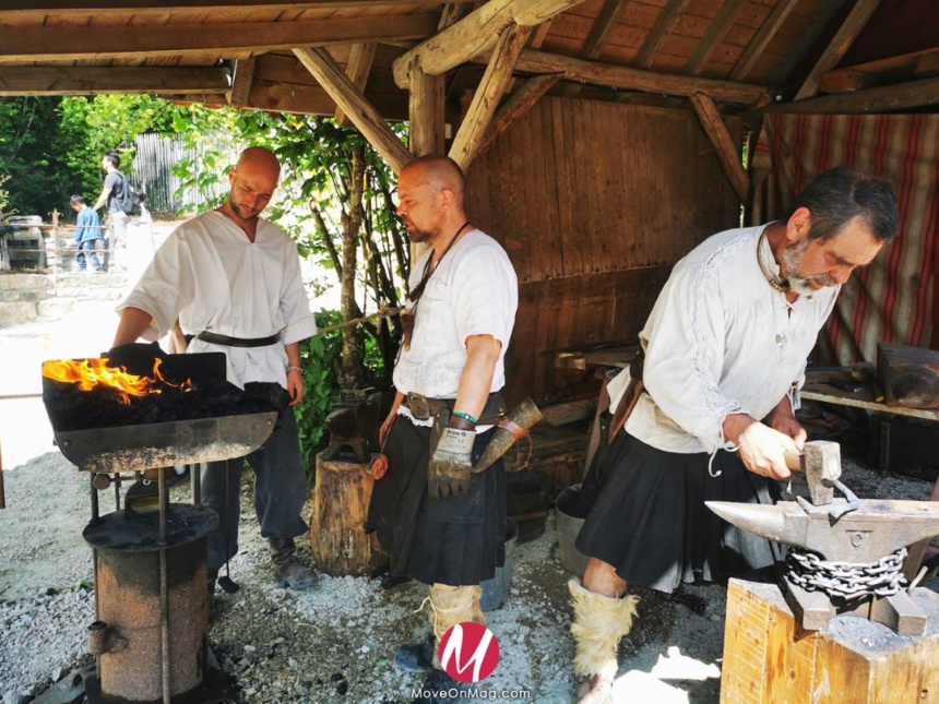 Costumés, les artisans plongent les visiteurs dans le quotidien médiéval © MoveonMag.com Costumés, les artisans plongent les visiteurs dans le quotidien médiéval © MoveonMag.com