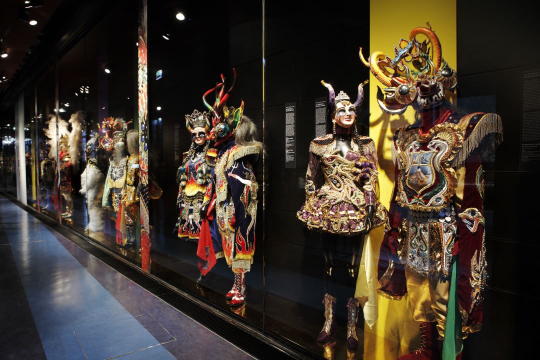 Le musée du Quai Branly permet de découvrir d'autres coutumes, comme des costumes provenant du continent américain © musée du quai Branly - Jacques Chirac, photo Cyril Zannettacci