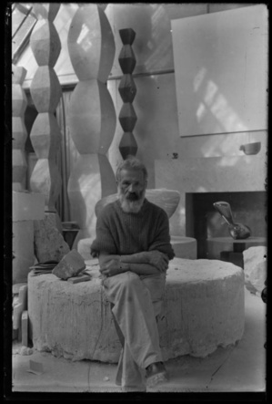 "Autoportrait dans l'atelier" (1934) de Constantin Brancusi  © Succession Brancusi - All rights reserved Adagp, Paris 2024 © Centre Pompidou, Mnam-Cci/Dist. Rmn-Gp /Dist. Rmn-Gp