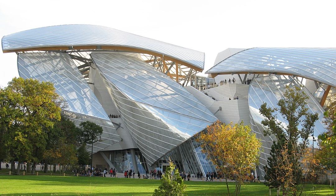 La Fondation Louis Vuitton est reconnaissable par son bâtiment © Par Daniel Rodet et Frank Gehry (architecte du bâtiment) — Week-end inaugural (vue depuis le jardin d'acclimatation), CC BY-SA 3.0, https://fr.wikipedia.org/w/index.php?curid=8433744
