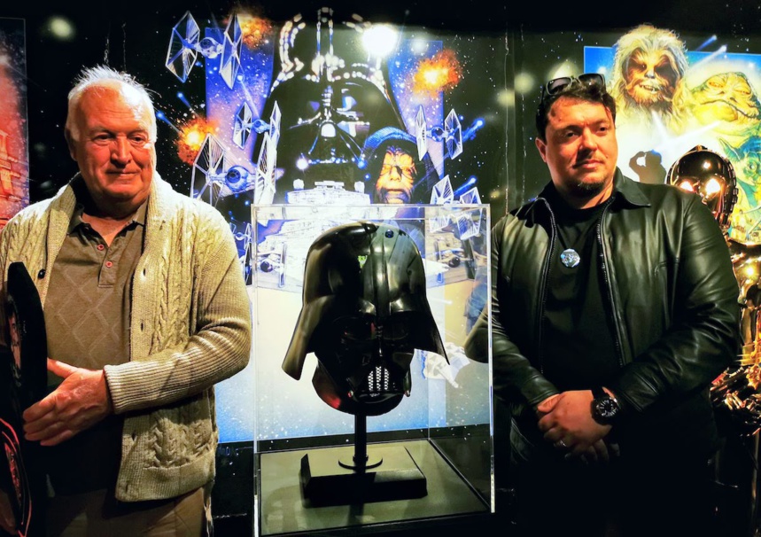 Brian Muir, le Sculpteur du Casque Darth Vador - Julien Dumont, le Directeur du Musée du Cinéma et Miniature - Lyon © MoveOnMag Brian Muir, le Sculpteur du Casque Darth Vador - Julien Dumont, le Directeur du Musée du Cinéma et Miniature - Lyon © MoveOnMag