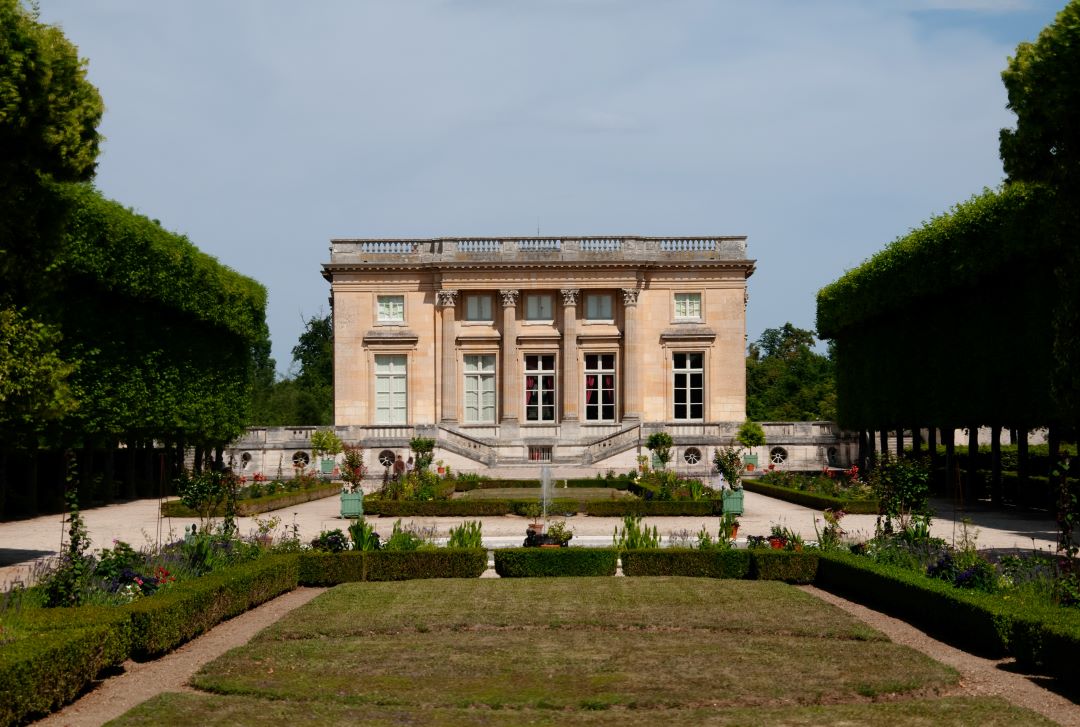 Le trianon, résidence secondaire, se trouve sur le domaine, un peu plus loin du château © Kabb Duperre Le trianon, résidence secondaire, se trouve sur le domaine, un peu plus loin du château © Kabb Duperre