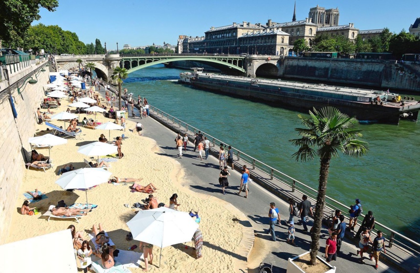Paris Plage est de retour pour tout l'été. C'est l'endroit idéal pour donner l'illusion que la plage s'est installée au cœur de la capitale Paris Plage est de retour pour tout l'été. C'est l'endroit idéal pour donner l'illusion que la plage s'est installée au cœur de la capitale