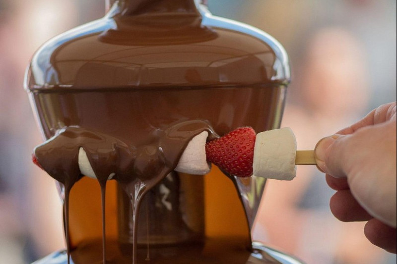 Le buffet est riche proposant par exemple une fontaine en chocolat et autres gourmandises © Sweet Bazar Le buffet est riche proposant par exemple une fontaine en chocolat et autres gourmandises © Sweet Bazar