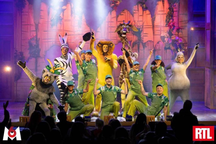 La scène du théâtre  du Gymnase se transforme  en savane de Madagascar © Philip Tragen La scène du théâtre  du Gymnase se transforme  en savane de Madagascar © Philip Tragen