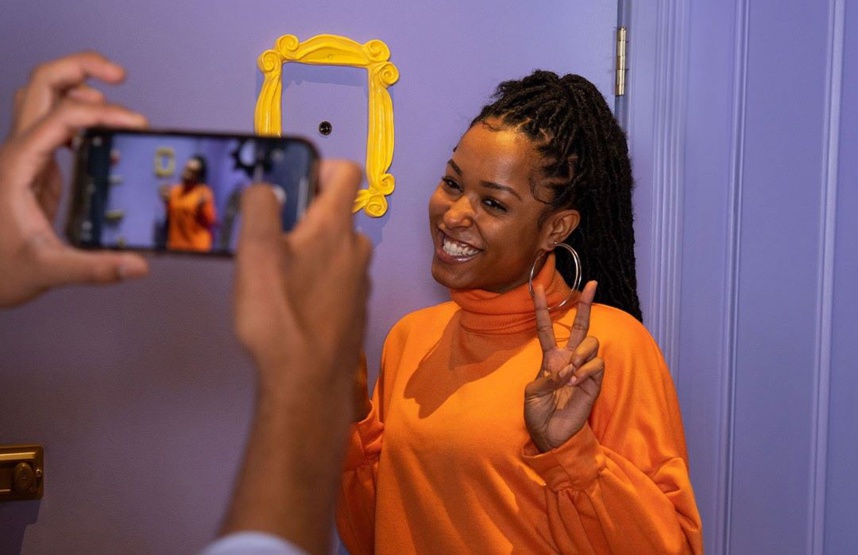 Dès le 9 octobre 2024, l'univers de Friends s'invite aux Galeries Montparnasse © fever Dès le 9 octobre 2024, l'univers de Friends s'invite aux Galeries Montparnasse © fever