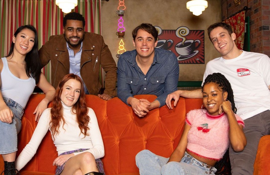 Découvrez des lieux emblématiques de la série comme le canapé de central perk © Fever Découvrez des lieux emblématiques de la série comme le canapé de central perk © Fever