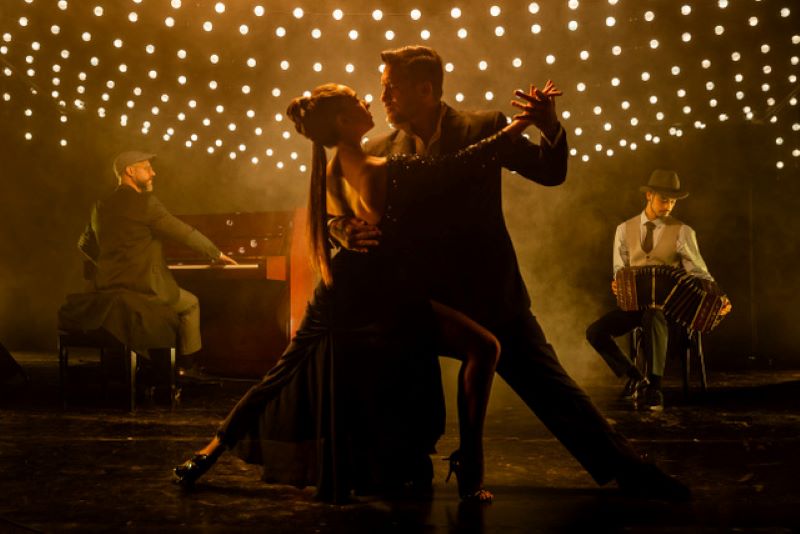 "We Call It Tango" ne se contente pas de présenter une simple série de danses : il propose une véritable immersion dans la culture argentine © Fever "We Call It Tango" ne se contente pas de présenter une simple série de danses : il propose une véritable immersion dans la culture argentine © Fever
