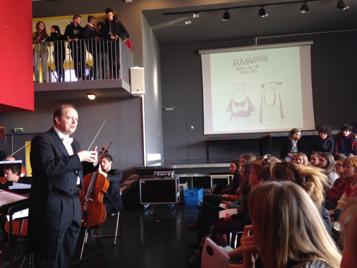 Nicolas Chalvin, au beau milieu du public et des musicien-ne-s ©MoveOnMag Nicolas Chalvin, au beau milieu du public et des musicien-ne-s ©MoveOnMag