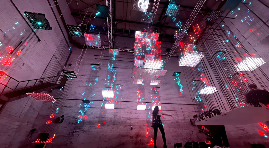 Lola & LedPulse Performance © Lola Volonakis