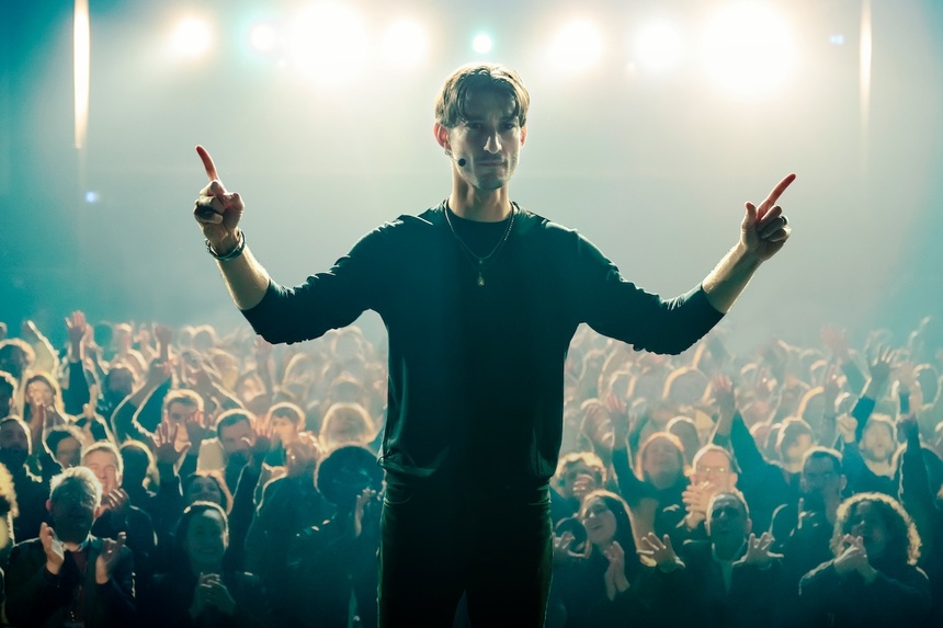 Film Gourou - Pierre Niney ©Ninety Films