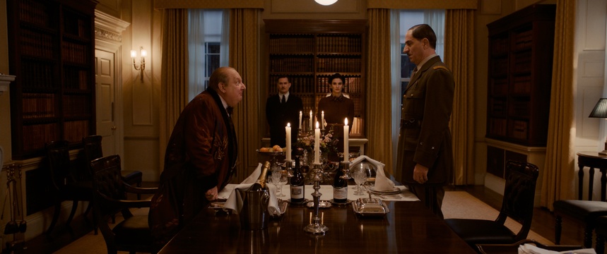 Film La Bataille de Gaulle Partie 1 : L’Âge de Fer-Simon Abkarian, Simon Russell Beale ©Pathé Films Film La Bataille de Gaulle Partie 1 : L’Âge de Fer-Simon Abkarian, Simon Russell Beale ©Pathé Films