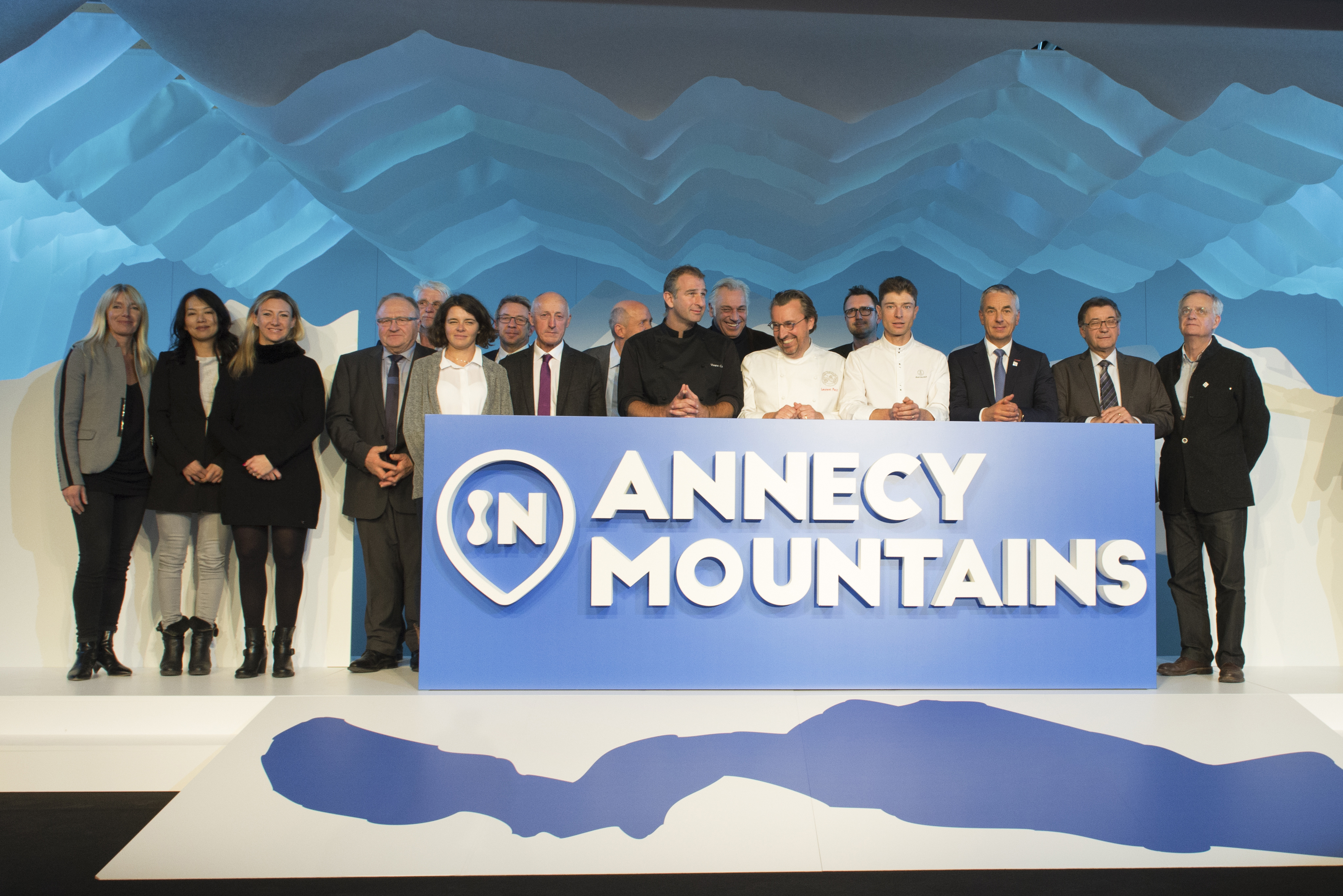 Photo officielle de la soirée de lancement. De gauche à droite: R.Monod Sjostrom, S.Fukuoka, C.Lucine, A.Vittoz, A.Jacquet, S. Becaert, L.Flasseur, G.Fournier, B.Fournier, Y.Conte, S.Thébaut, L.Petit, JB.Lissonde, J.Sulpice, JL.Rigaut, M.Coutin, C.Vermesch