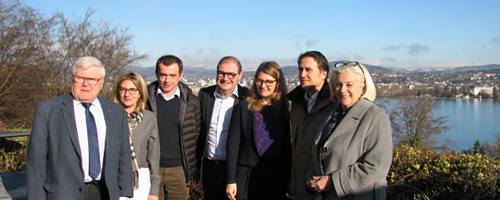 Véronique et Pasacal Droux (au centre) avec les élus ©Damien Tiberio