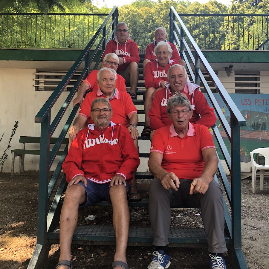 Tournoi de Tennis des Petits Princes 2018 / l'équipe des bénévoles qui assure l'entretien des courts ©DR