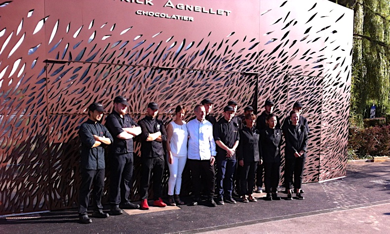 Toute l'équipe, juste avant la réouverture comme devant une mer de chocolat - Patrick Agnellet Chocolatier Annecy