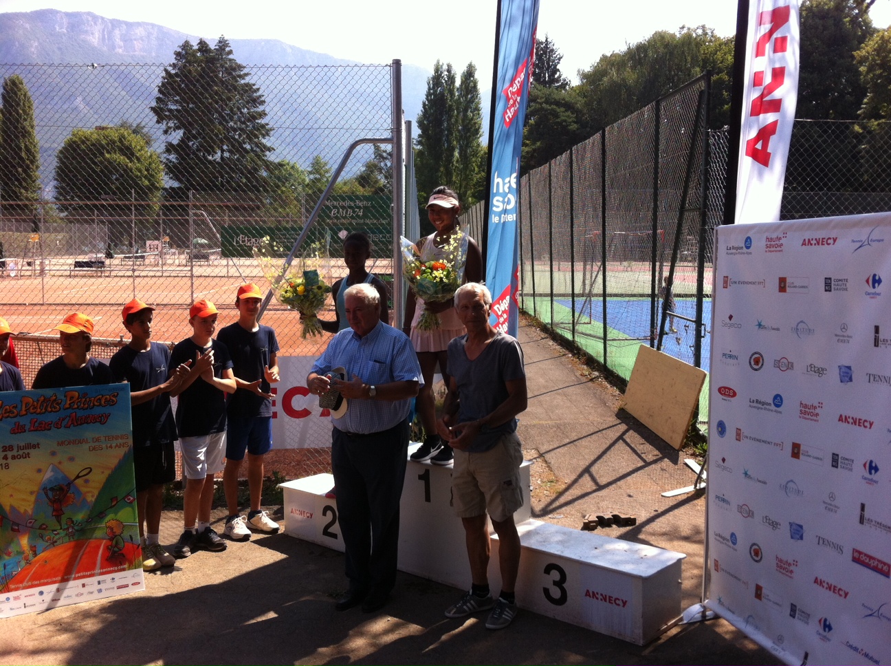 M. Pierre Lambert, Préfet de Haute-Savoie et passionné de tennis avec les filles finalistes M. Pierre Lambert, Préfet de Haute-Savoie et passionné de tennis avec les filles finalistes