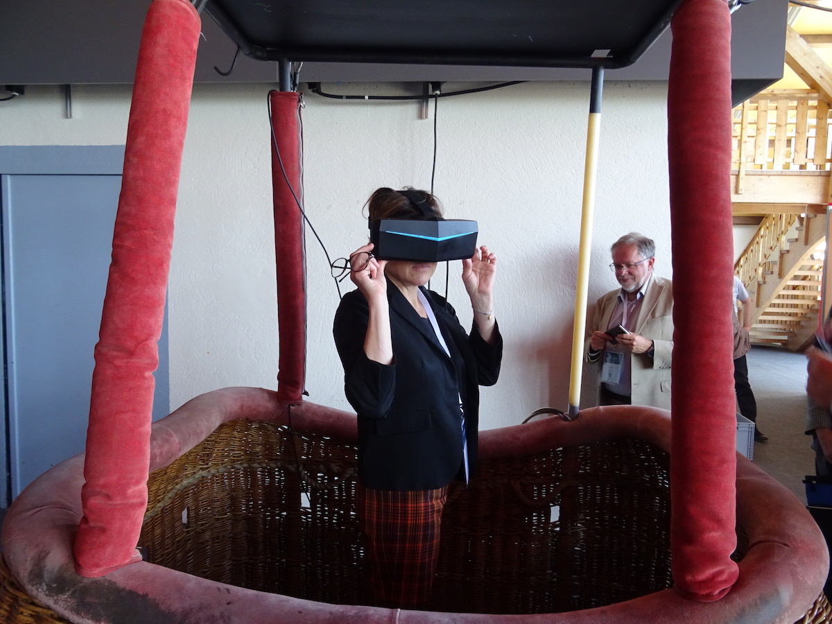 Annabel André Laurent, vice présidente, les pieds bien ancrés dans la région et la tête dans la réalité virtuelle, sous le regard amusé d'André Montaud, président de Thésame ©Damien Tiberio Annabel André Laurent, vice présidente, les pieds bien ancrés dans la région et la tête dans la réalité virtuelle, sous le regard amusé d'André Montaud, président de Thésame ©Damien Tiberio