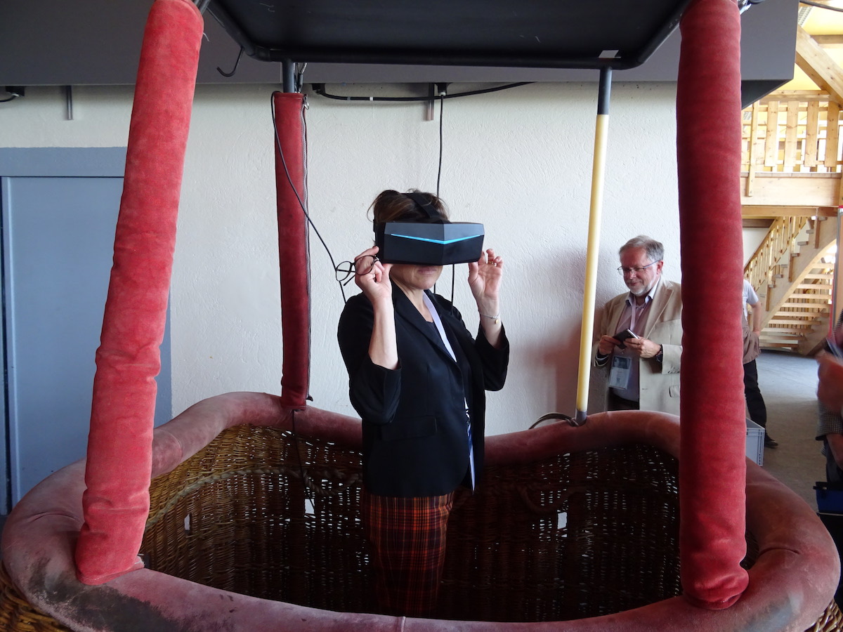 Annabel André Laurent, vice présidente, les pieds bien ancrés dans la région et la tête dans la réalité virtuelle, sous le regard amusé d'André Montaud, président de Thésame ©Damien Tiberio