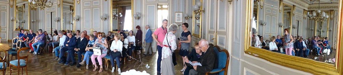 Dans la salle des mariages de la mairie d'Annecy