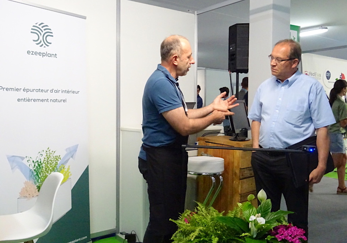 Jean-Philippe Martinet (à gauche). Le jardinier et la technologie au service de l'écologie