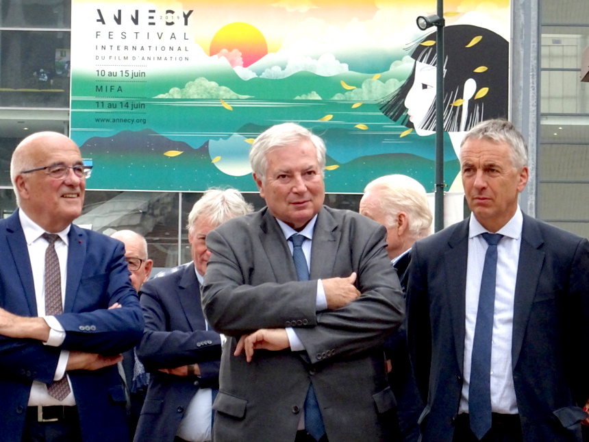 Pierre Lambert en costume, entre le département et la ville d'Annecy