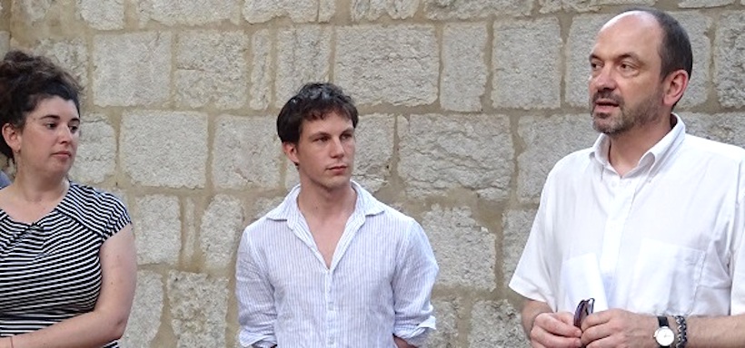 A droite, Lionel François lors d'un vernissage au Palais de l'Ile, avec Fabien Ducrot et Lucie Cabanes