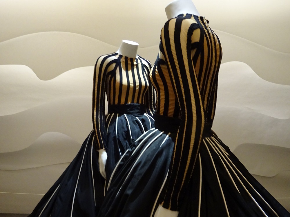 Costumes d'Hervé Leroux pour Rythme de valses, chorégraphie de R. Petit