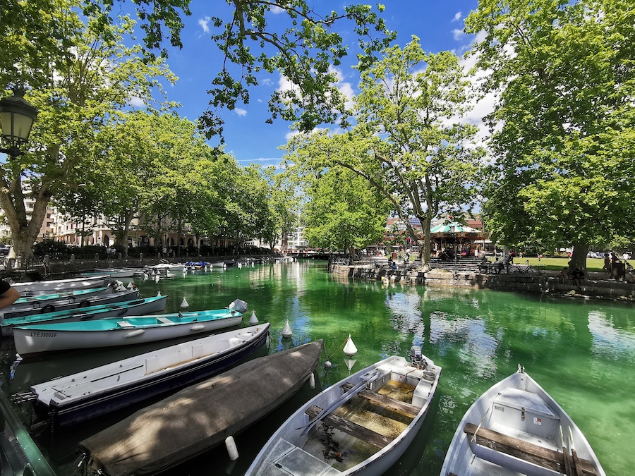 Annecy, ses barques et le manège Dufaux dit "Manège du Paquier" ©DR