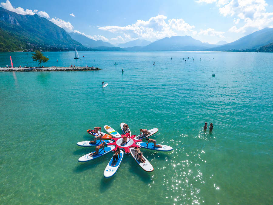 Du yoga-paddle sur le lac d'Annecy ©Jean-Marc Favre Du yoga-paddle sur le lac d'Annecy ©Jean-Marc Favre