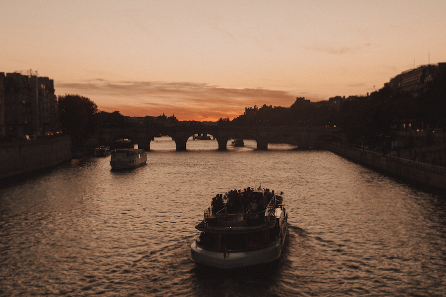 Péniche parisienne sur la Seine ©Rémi Bertogliati