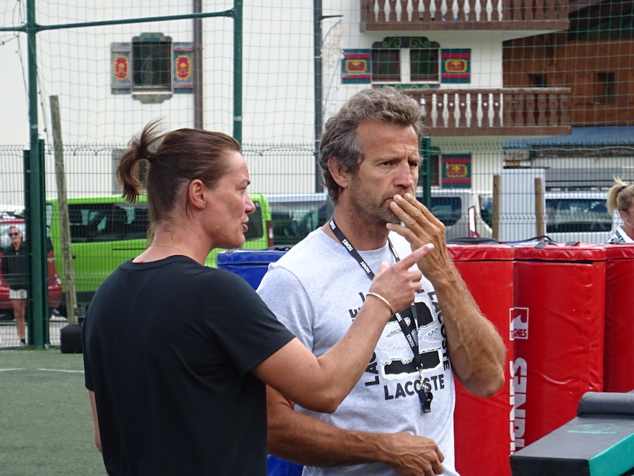 Fabien Galthié et Corinne Diacre sur le terrain avec Les Étoiles du Sport à Tignes ©Paul Rassat