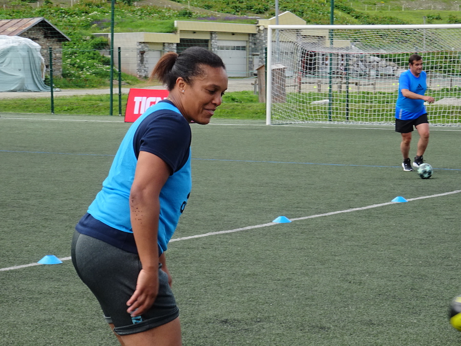 Lucie Decosse sur le terrain avec Les Étoiles du Sport à Tignes ©Paul Rassat