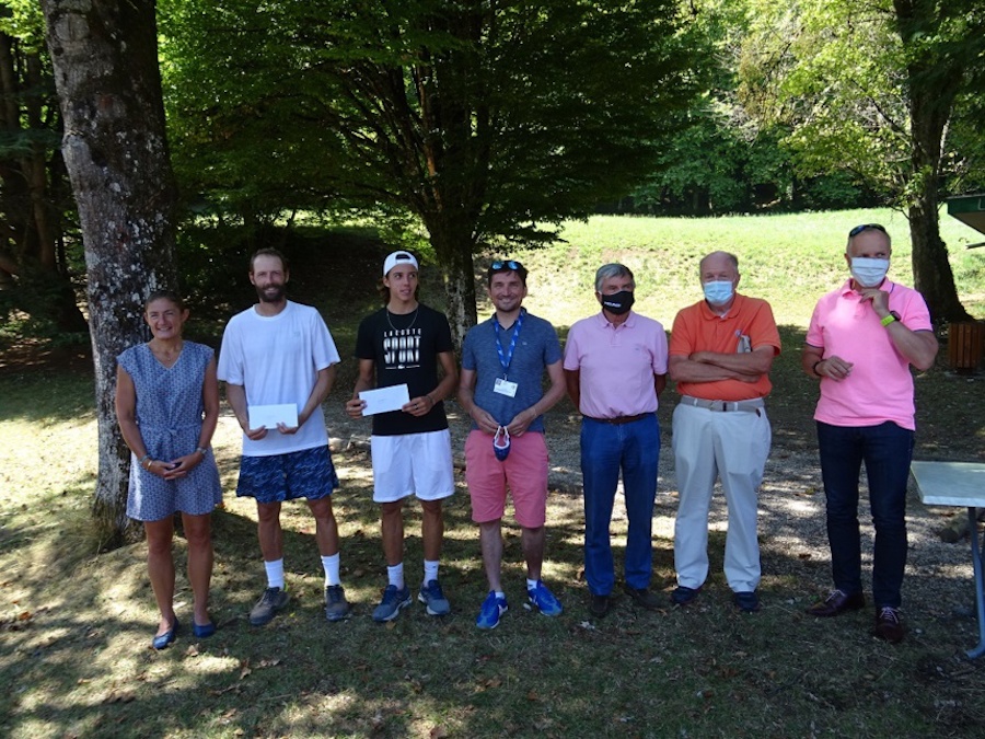 Emmanuelle Ducrot, présidente du Comité Tennis 74, Stéphane Robert, finaliste, Arthur Cazaux, vainqueur du tournoi, Cyril Duret, Président du Tennis Club des Marquisats, Michel Perraut, représentant de la Ligue ARA Tennis, élu événementiel, Bruno Vespres, Nicolas Krivobok, représentant la municipalité d'Annecy. ©Paul Rassat