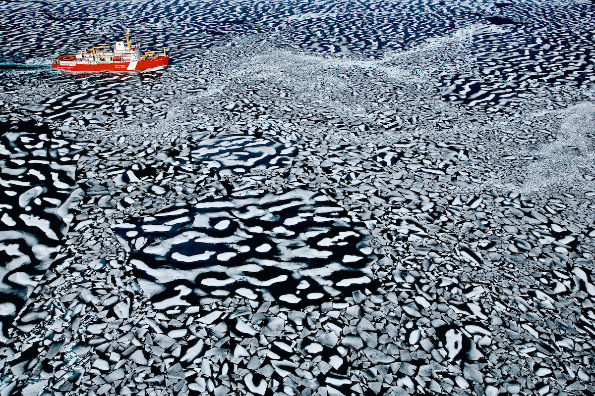 Brise-glace Louis Saint Laurent dans Resolute Bay, Territoire de Nunavut, Canada ©Legacy