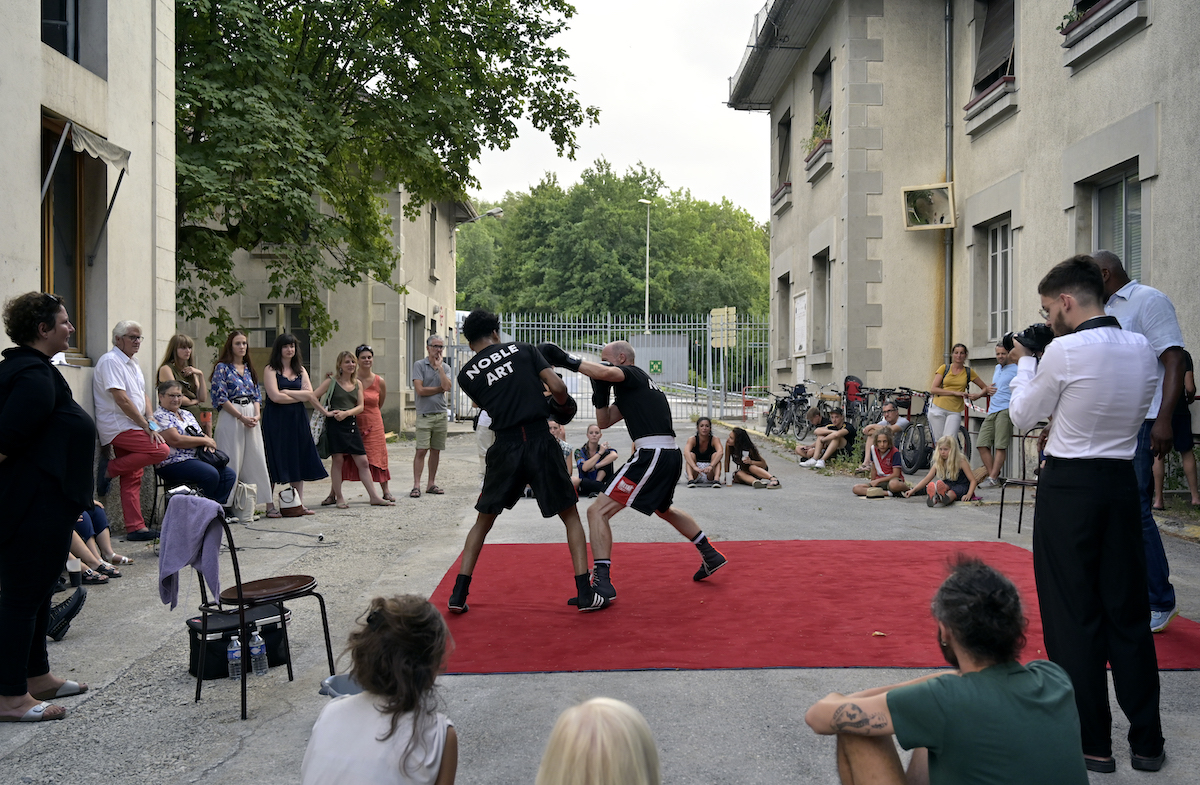 Performance de Florent Lamouroux "Noble art versus art noble "©Béatrice Calfiéri