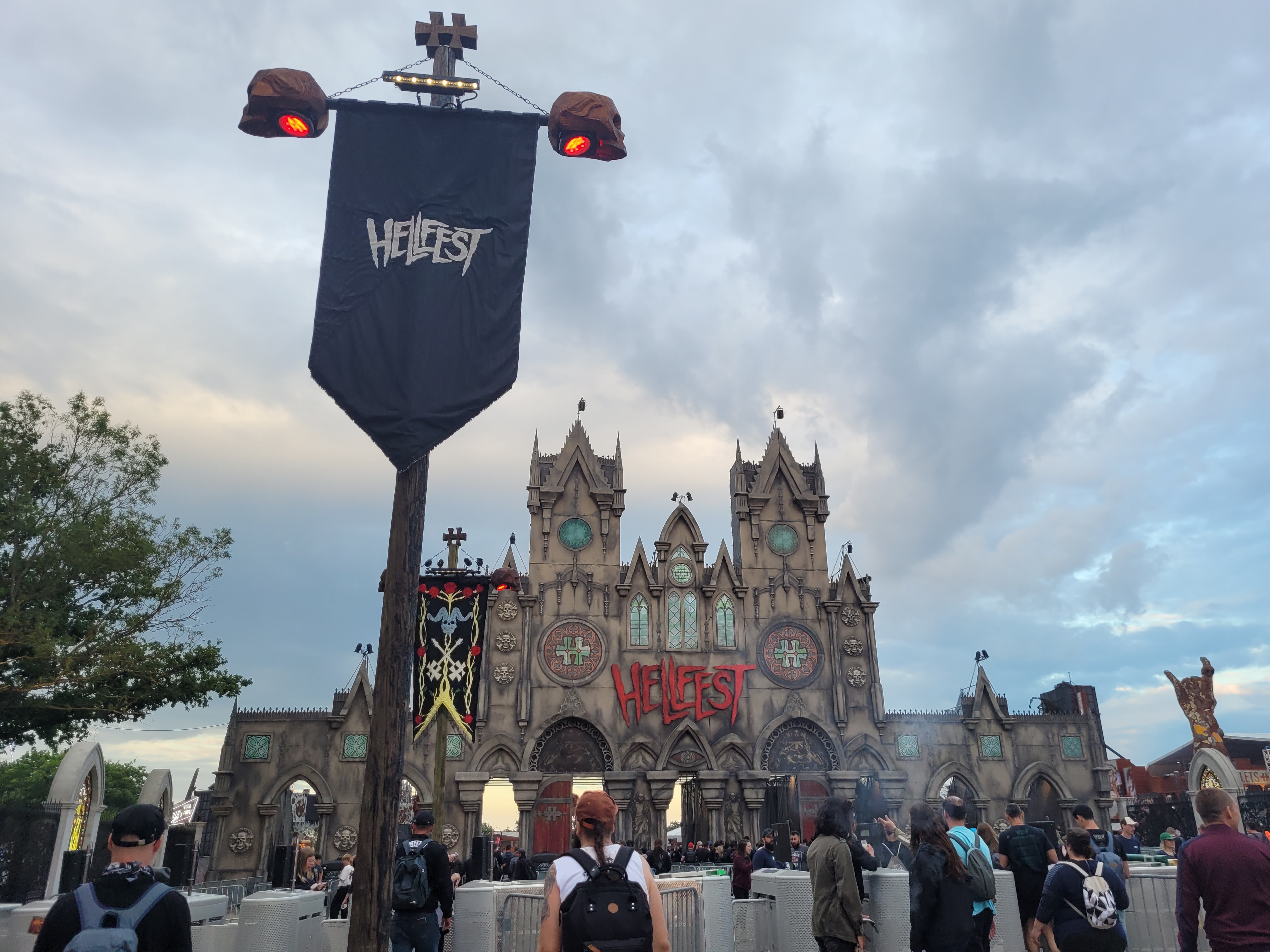 La fameuse cathédrale du Hellfest, emblème de tous les festivaliers © Zack Seminet