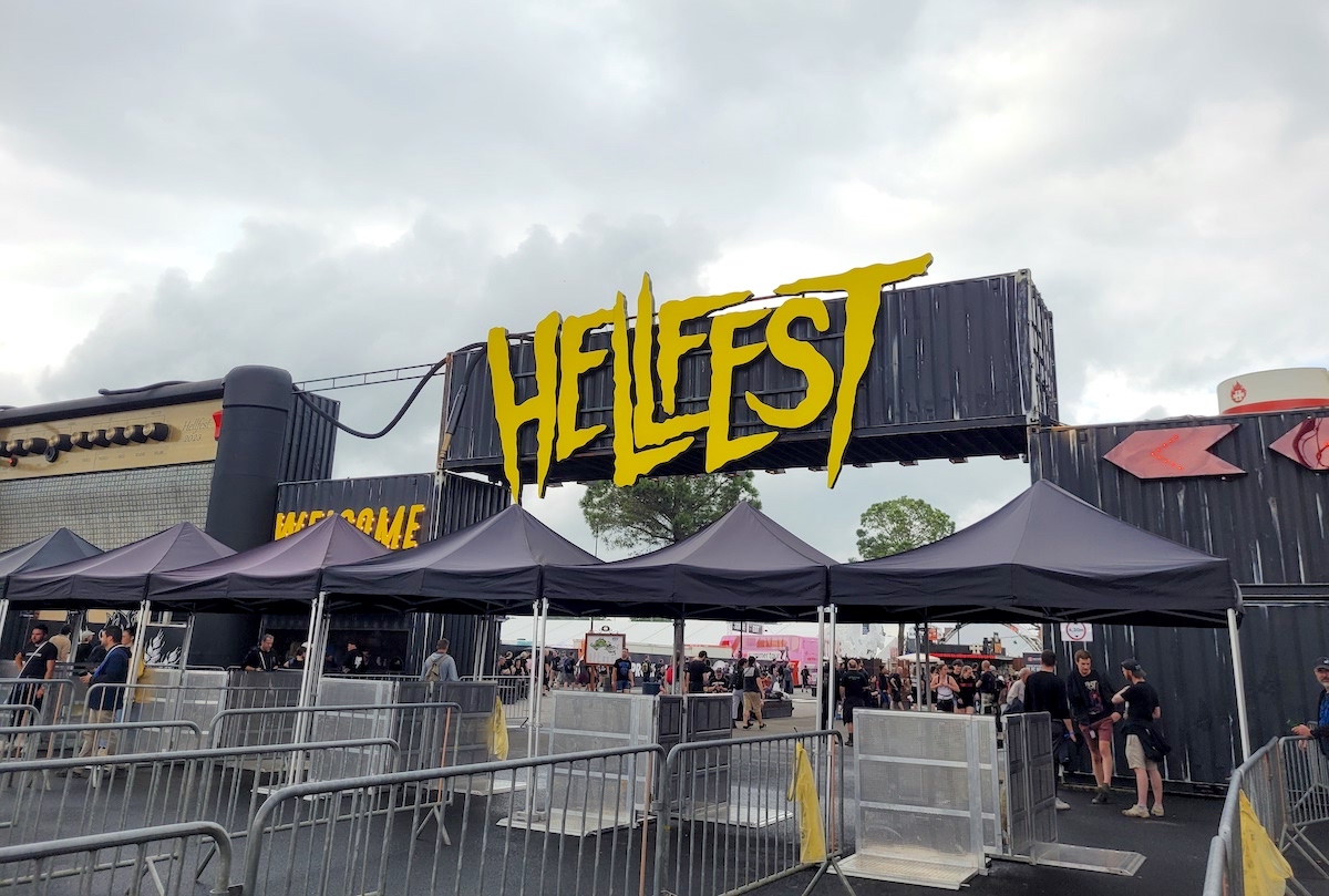 L'entrée des Enfers ne désemplit pas - Hellfest 2023 © Zack Seminet